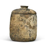 A PAINTED POTTERY CYLINDRICAL JAR AND COVER - Foto 2