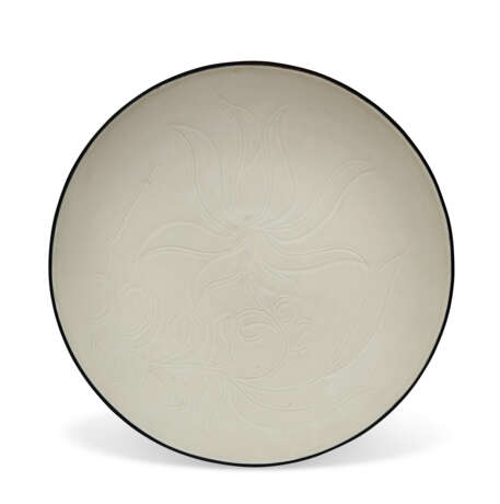 A CARVED WHITE DING-TYPE 'LOTUS' DISH - фото 1