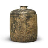 A PAINTED POTTERY CYLINDRICAL JAR AND COVER - Foto 3