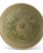 Song-Dynastie. A YAOZHOU CELADON CARVED 'LOTUS' BOWL
