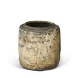 A PAINTED POTTERY CYLINDRICAL JAR AND COVER - Foto 4