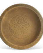 Dynastie Ming. A LARGE CARVED LONGQUAN CELADON 'LOTUS' DISH