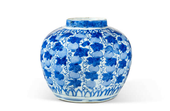 A BLUE AND WHITE 'SQUIRREL AND VINE' MELON-SHAPED JAR - Foto 1