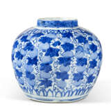 A BLUE AND WHITE 'SQUIRREL AND VINE' MELON-SHAPED JAR - Foto 1