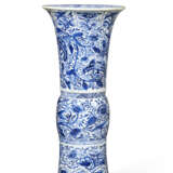 A BLUE AND WHITE GU-FORM VASE - Foto 1