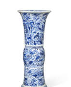 Qing-Dynastie. A BLUE AND WHITE GU-FORM VASE