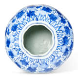 A BLUE AND WHITE 'SQUIRREL AND VINE' MELON-SHAPED JAR - Foto 3