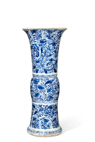 A BLUE AND WHITE GU-FORM VASE - photo 2