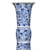 A BLUE AND WHITE GU-FORM VASE - фото 2
