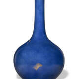 A LARGE POWDER-BLUE-GROUND GILT-DECORATED BOTTLE VASE - фото 2