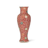 A RARE AND UNUSUAL IRON-RED-DECORATED AND TURQUOISE AND GREEN-GLAZED BALUSTER VASE - Foto 2