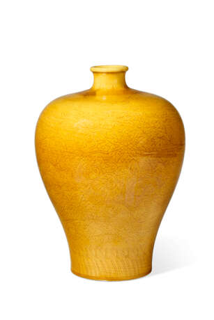 AN INCISED YELLOW-GLAZED VASE, MEIPING - фото 1