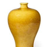 AN INCISED YELLOW-GLAZED VASE, MEIPING - Foto 1