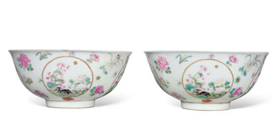 A PAIR OF FAMILLE ROSE 'MEDALLION' BOWLS - photo 1