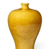 AN INCISED YELLOW-GLAZED VASE, MEIPING - фото 2