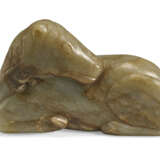 A PALE GREYISH-GREEN AND RUSSET JADE FIGURE OF A RECUMBENT HORSE - photo 1