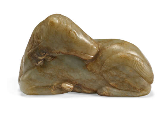 A PALE GREYISH-GREEN AND RUSSET JADE FIGURE OF A RECUMBENT HORSE - photo 1