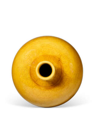 AN INCISED YELLOW-GLAZED VASE, MEIPING - Foto 4