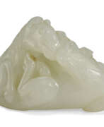 Figur. A SMALL WHITE JADE CARVING OF TWO HORSES