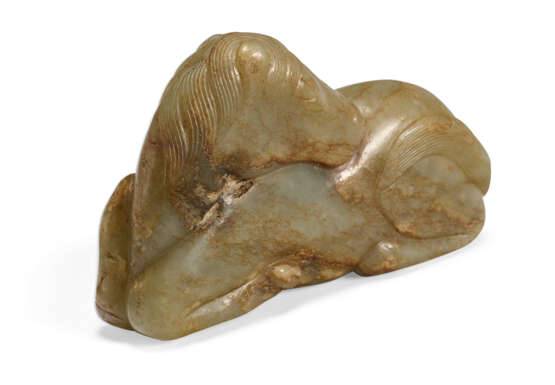 A PALE GREYISH-GREEN AND RUSSET JADE FIGURE OF A RECUMBENT HORSE - photo 2