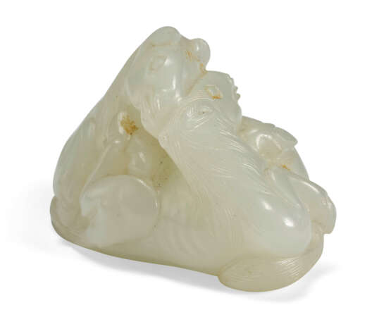 A SMALL WHITE JADE CARVING OF TWO HORSES - Foto 2