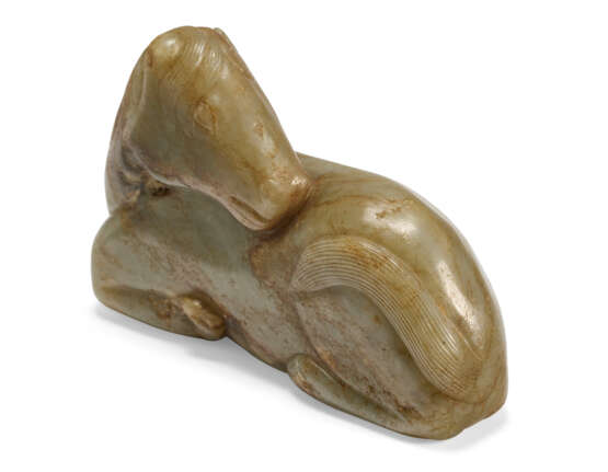 A PALE GREYISH-GREEN AND RUSSET JADE FIGURE OF A RECUMBENT HORSE - photo 3