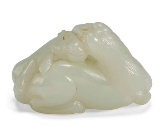 A SMALL WHITE JADE CARVING OF TWO HORSES - Foto 4