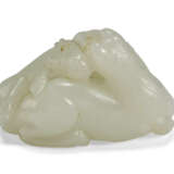 A SMALL WHITE JADE CARVING OF TWO HORSES - фото 4