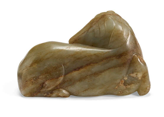 A PALE GREYISH-GREEN AND RUSSET JADE FIGURE OF A RECUMBENT HORSE - photo 4