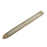 A SILVER-MOUNTED WHITE JADE HAIR PIN - фото 2