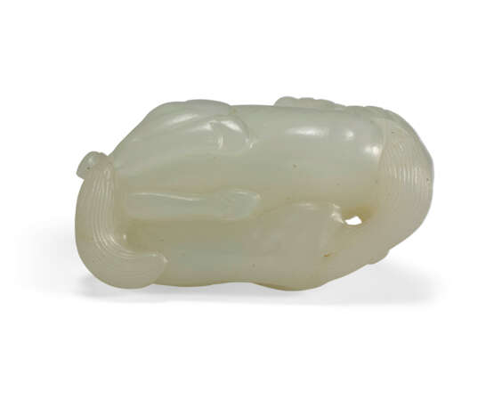 A SMALL WHITE JADE CARVING OF TWO HORSES - Foto 5