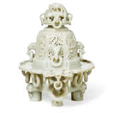 A CARVED GREENISH-WHITE JADE OCTAGONAL CENSER AND COVER - фото 2