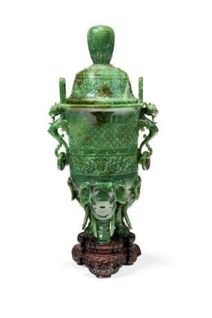 A CARVED SPINACH-GREEN JADE DEEP TRIPOD VESSEL AND COVER - Foto 1