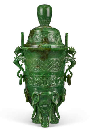 A CARVED SPINACH-GREEN JADE DEEP TRIPOD VESSEL AND COVER - фото 2