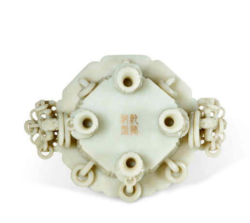 A CARVED GREENISH-WHITE JADE OCTAGONAL CENSER AND COVER - фото 4