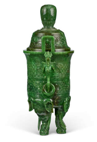 A CARVED SPINACH-GREEN JADE DEEP TRIPOD VESSEL AND COVER - Foto 3