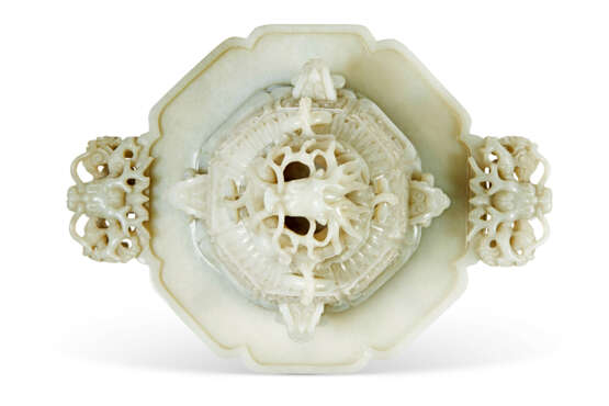 A CARVED GREENISH-WHITE JADE OCTAGONAL CENSER AND COVER - фото 5