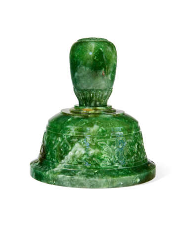 A CARVED SPINACH-GREEN JADE DEEP TRIPOD VESSEL AND COVER - фото 4