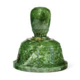 A CARVED SPINACH-GREEN JADE DEEP TRIPOD VESSEL AND COVER - Foto 4