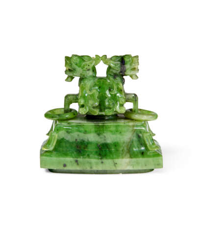 A CARVED SPINACH-GREEN JADE FLATTENED RECTANGULAR VASE AND COVER - photo 6