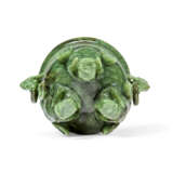 A CARVED SPINACH-GREEN JADE DEEP TRIPOD VESSEL AND COVER - Foto 5