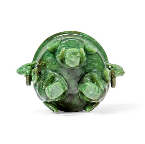 A CARVED SPINACH-GREEN JADE DEEP TRIPOD VESSEL AND COVER - фото 5