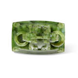 A CARVED SPINACH-GREEN JADE FLATTENED RECTANGULAR VASE AND COVER - фото 8