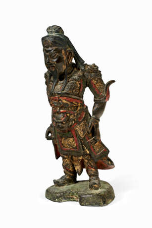 A PARCEL-GILT AND PAINTED BRONZE FIGURE OF A STANDING GUARDIAN - фото 4