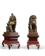 Lack auf Panel. A PAIR OF KOMA-INU (LION-DOGS)