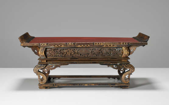 A LACQUER ALTER TABLE - photo 1