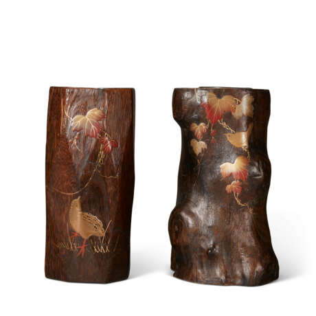A PAIR OF LACQUERED WOOD VASES - фото 1