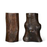 A PAIR OF LACQUERED WOOD VASES - Foto 2