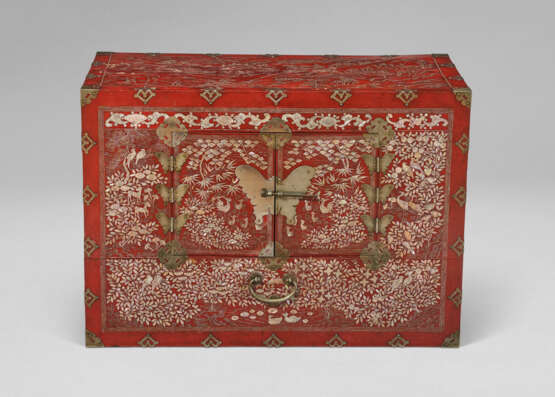 A MOTHER-OF-PEARL INLAID RED LACQUER STORAGE CHEST - Foto 1