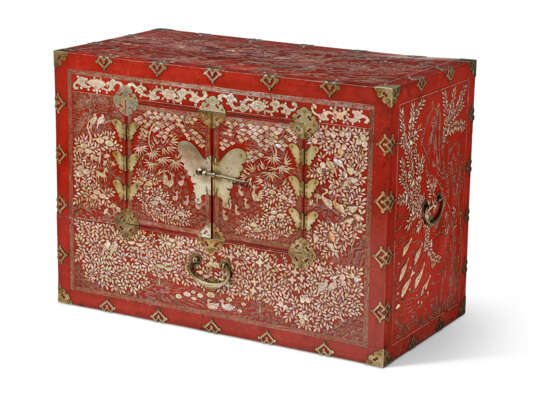 A MOTHER-OF-PEARL INLAID RED LACQUER STORAGE CHEST - фото 4